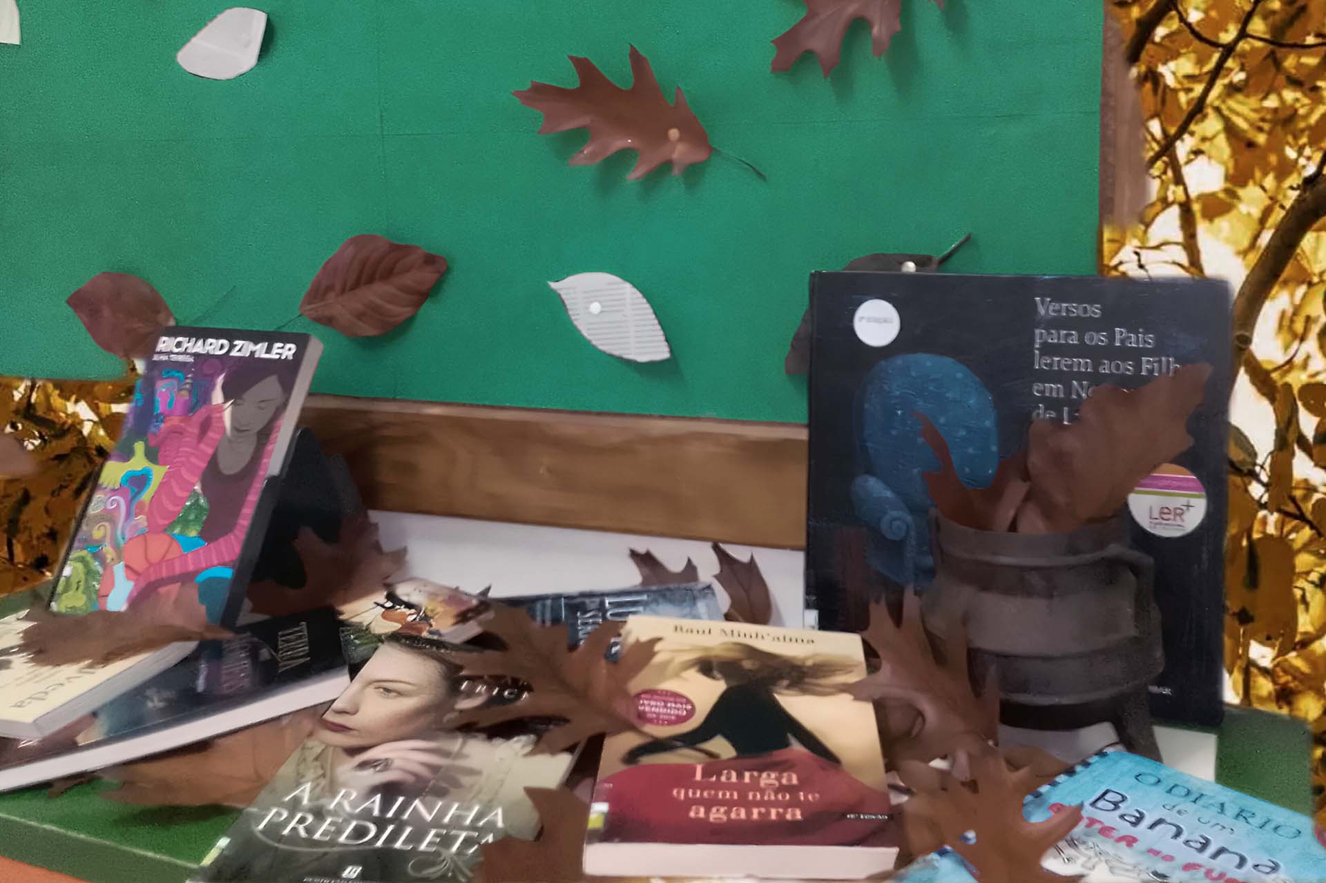 Mural de Outono e Sugestões de Leitura